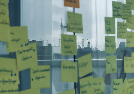 Brainstorming mit beschriebenen Notizzetteln an Fenster